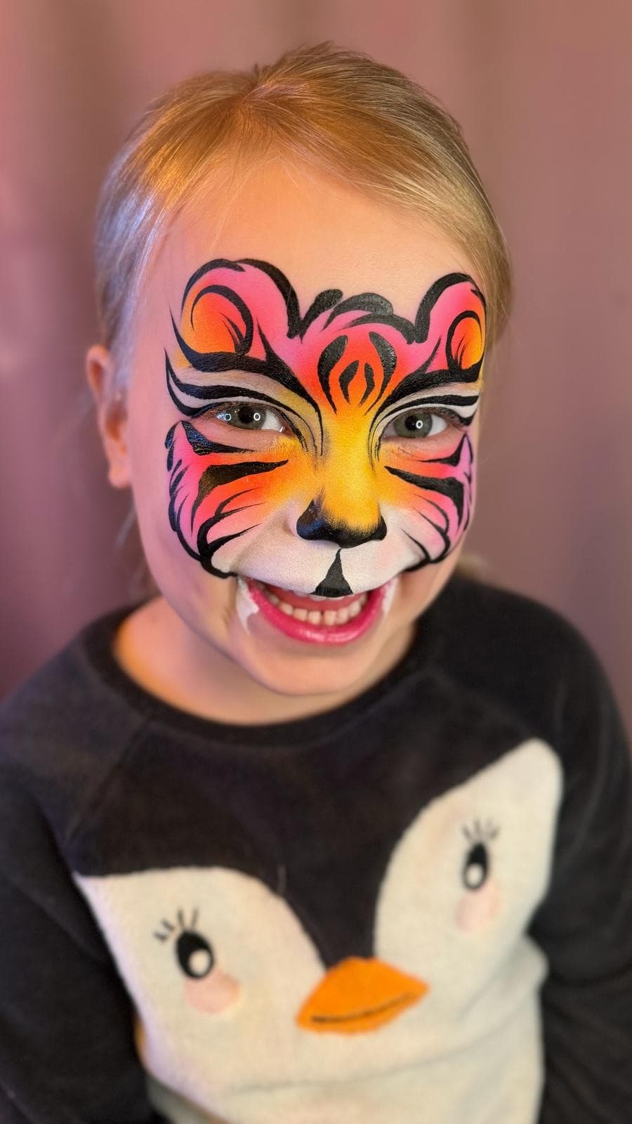 Meisje met een roze tijger met zwarte strepen en een witte snuit