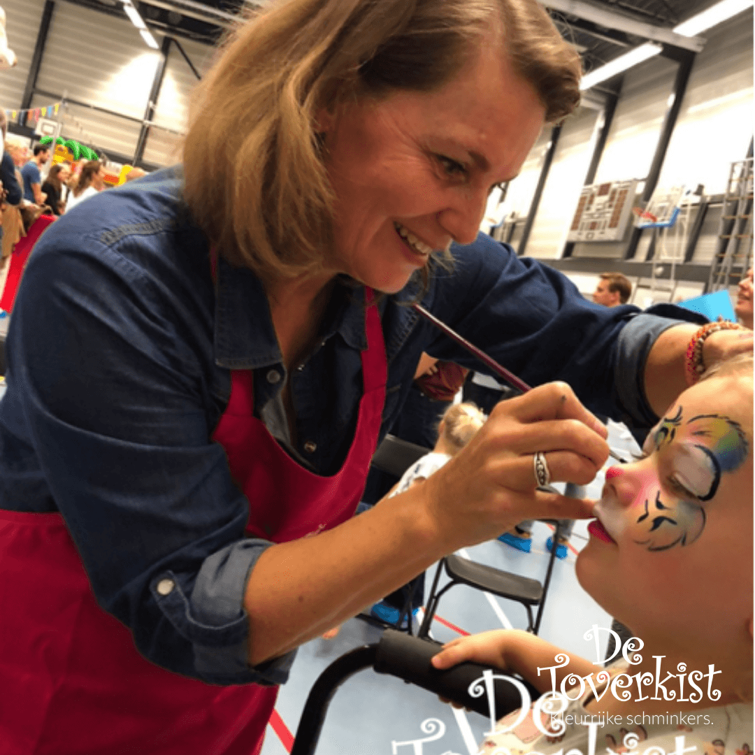 Anne van der Deijl. Oprichtster De Toverkist, aan het werk