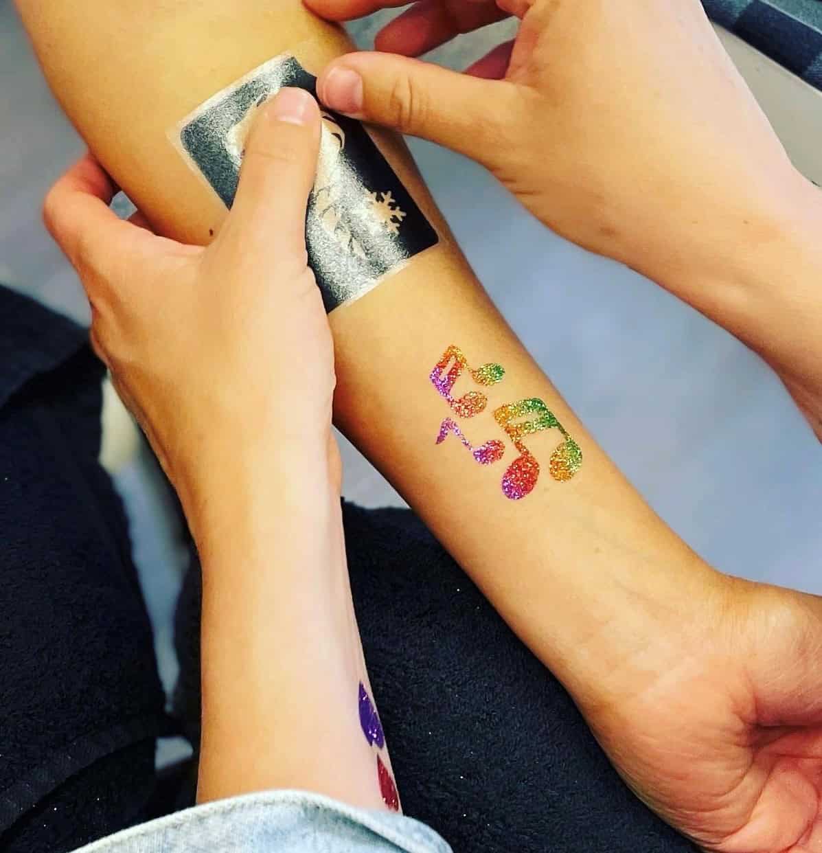 Glittertattoo gezet door een artiest van De Toverkist