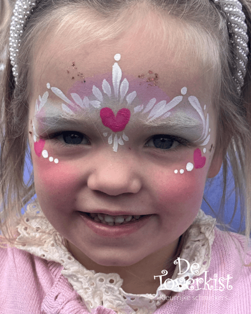 Meisje met een witte prinsessenkroon met een roze hartje op haar voorhoofd